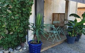 T2 en rez de jardin de maison, avec piscine privée, draps et serviettes de toilette non fournis